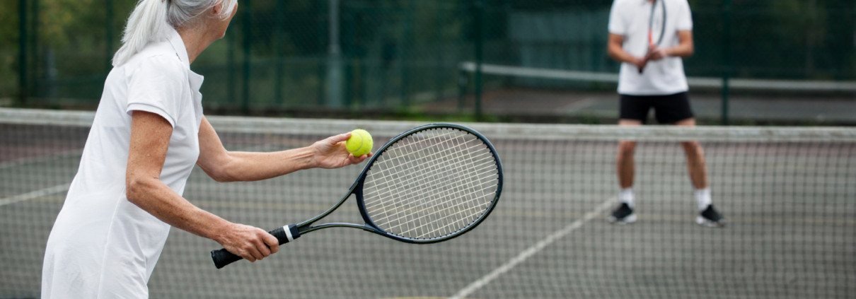 Twee mensen zijn aan het tennissen en hebben last van een tennisarm