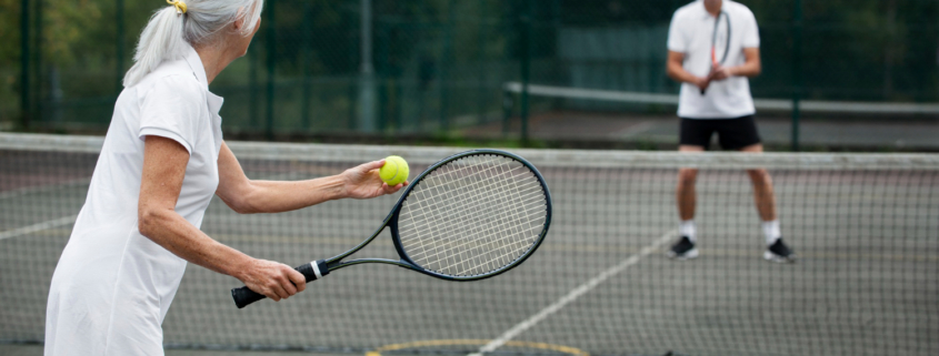 Twee mensen zijn aan het tennissen en hebben last van een tennisarm