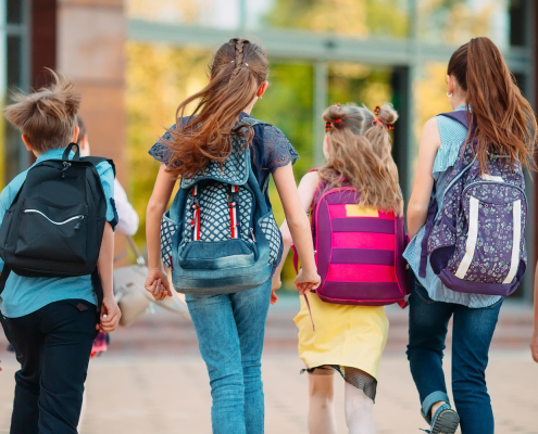 meisjes proberen nek- en schouderklachten te voorkomen