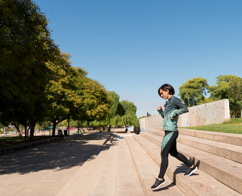 Vrouw in groene sportkleding doet aan Brisk Walking en loopt de trap af in sliedrecht