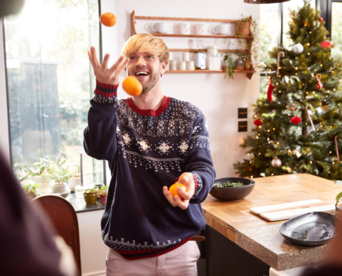 Man is aan het jongleren met fruit, één van zijn gezonde kerstcadeaus.
