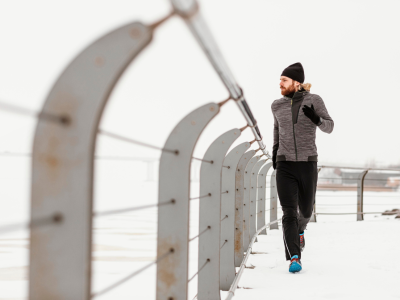 man is aan het hardlopen om gespannen spieren te voorkomen