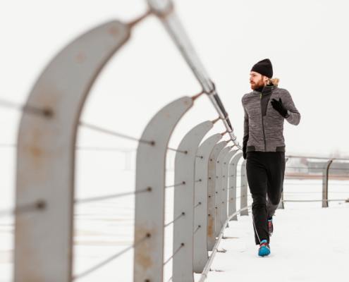 man is aan het hardlopen om gespannen spieren te voorkomen