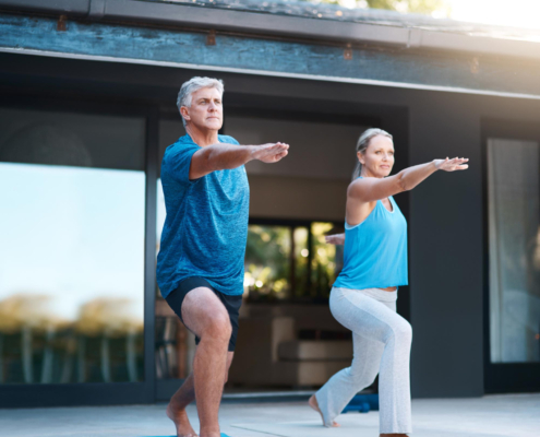 Een man en een vrouw doen Tai Chi.