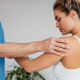 Fysiotherapeut helpt patiënt met slijmbeursontsteking