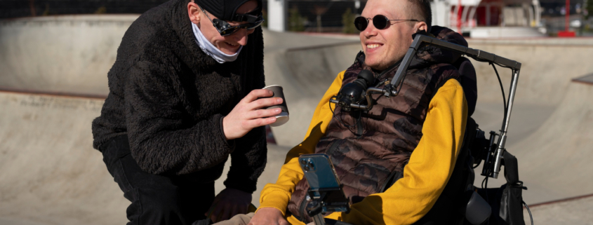 Man met ALS zit in een rolstoel te genieten van de zon.