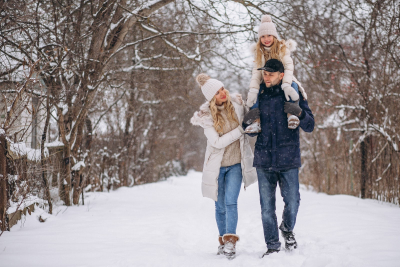 man en vrouw lopen door de sneeuw in de kou
