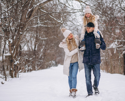 man en vrouw lopen door de sneeuw in de kou