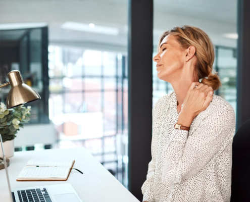 Mevrouw heeft last van nekklachten bij haar kantoorbaan