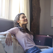 Vrouw doet aan ademhaling bij stress in haar huis in Sliedrecht