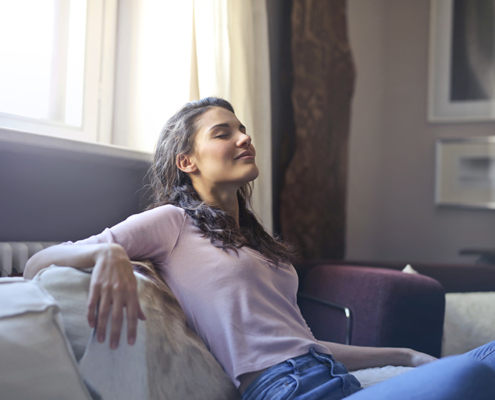 Vrouw doet aan ademhaling bij stress in haar huis in Sliedrecht