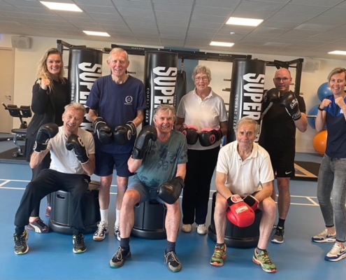 Deelnemers die meedoen aan sporten en bewegen met parkinson en boksen