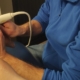 De therapeut voert de behandelmethode shockwave therapie bij hielspoor uit