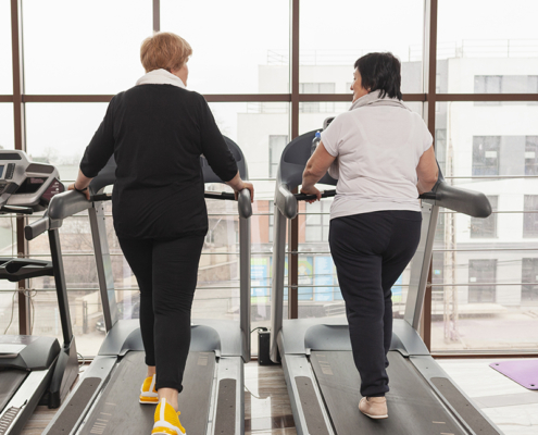 Vrouwen met Etalagebenen komen bij PMC Twigt om looptherapie te doen.